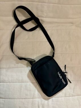 lululemon athletica black crossbody phone pouch with adjustable strap